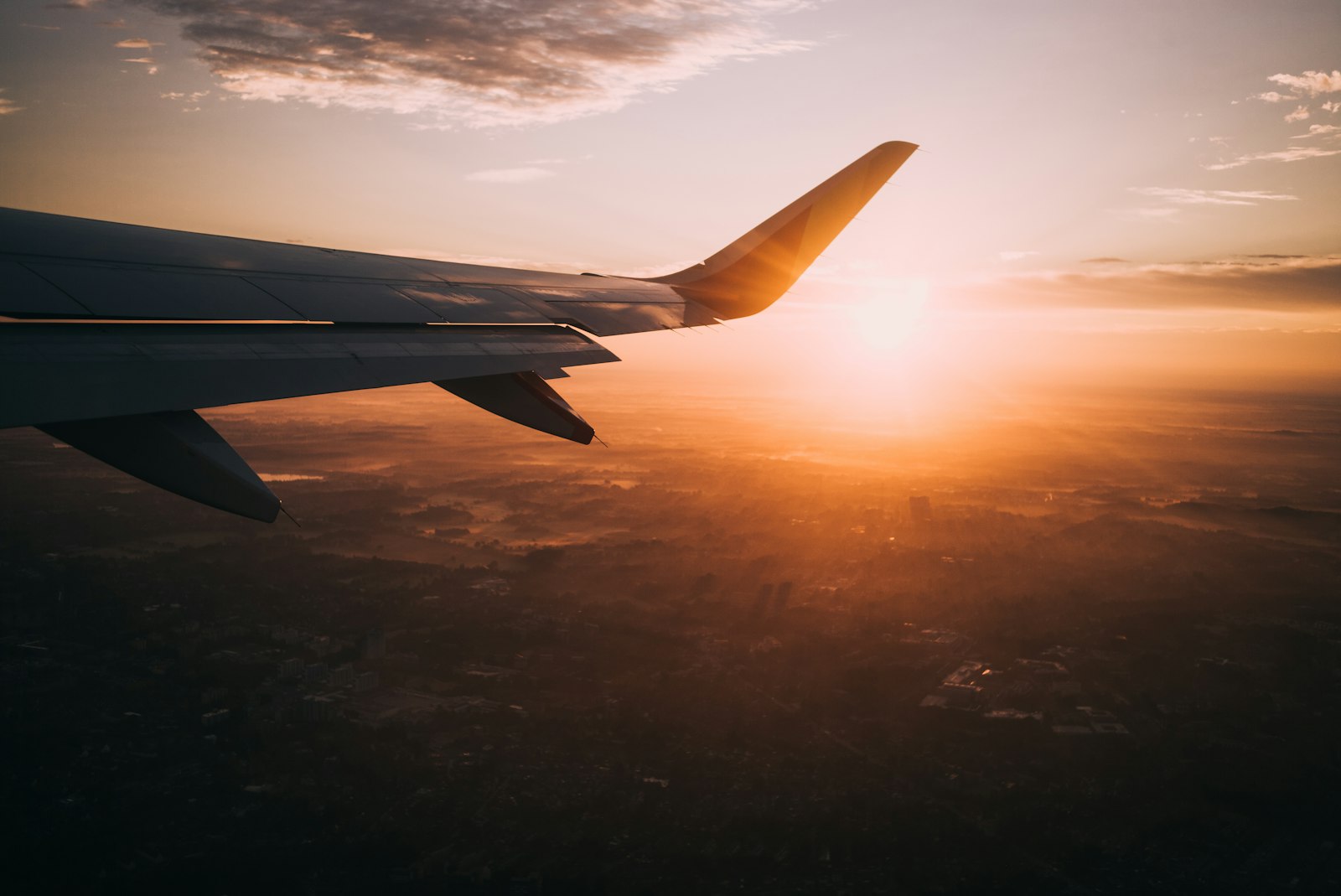 機翼下的夕陽雲海——空運直飛台灣